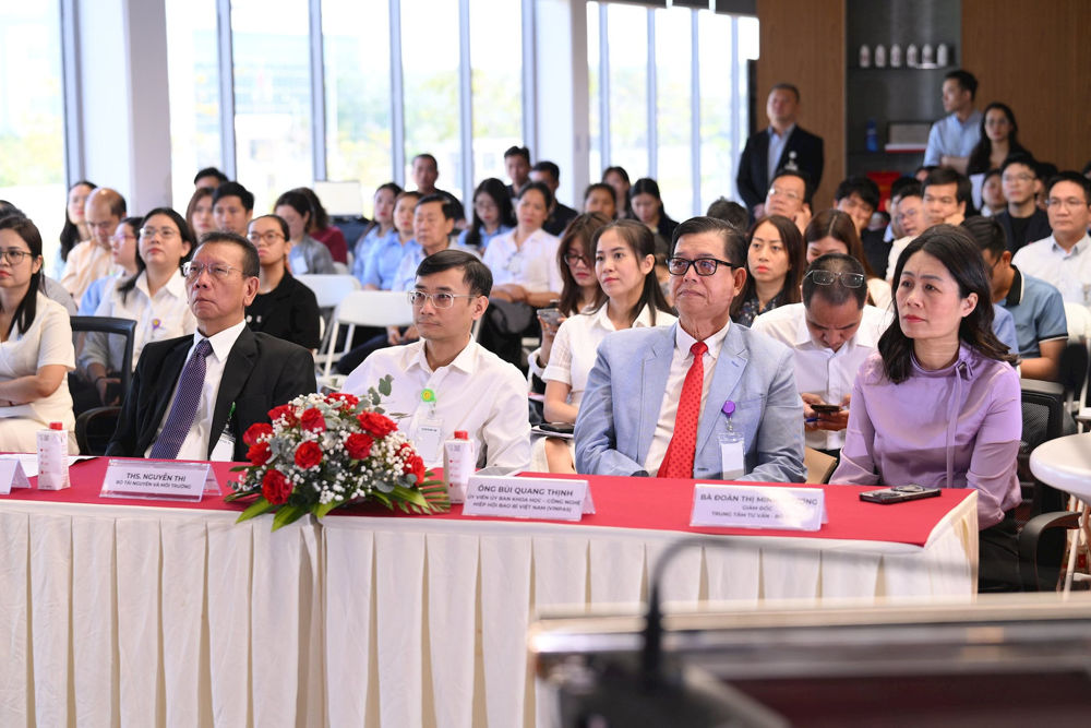 Khách mời tham gia hội thảo "Xu hướng phát triển bao bì xanh, thân thiện với môi trường: Pháp lý và thực tiễn"