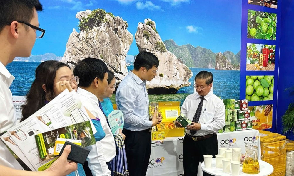 Các đại biểu, doanh nghiệp tìm hiểu về sản phẩm OCOP Quảng Ninh tại Hội chợ Nông nghiệp Quốc tế Việt Nam năm 2024 được tổ chức tại Cần Thơ, từ ngày 1-5/11.