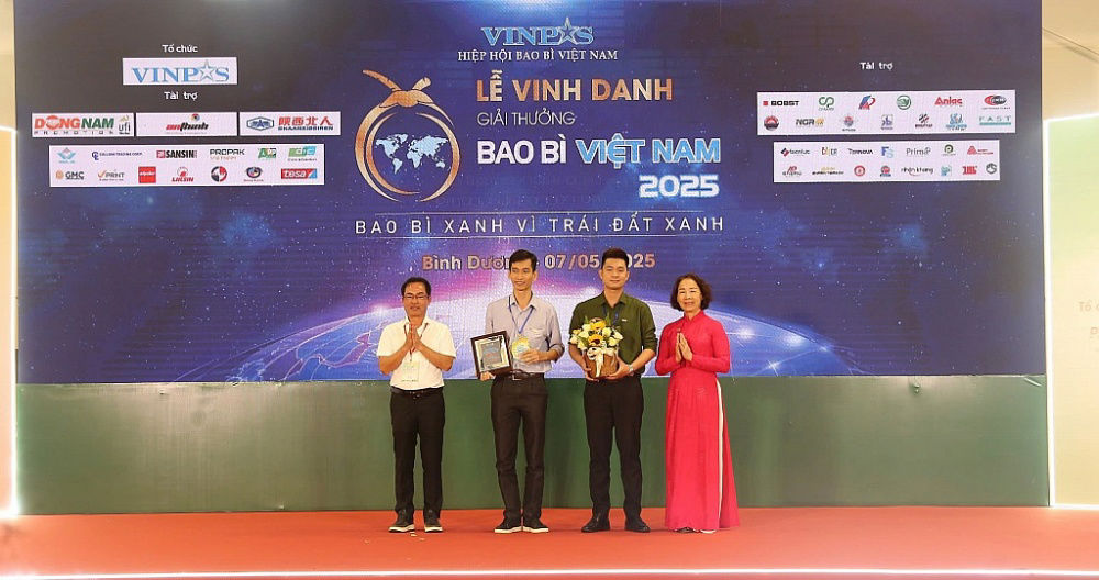 Đại diện doanh nghiệp nhận Giải thưởng Bao bì Việt Nam năm 2025. Ảnh: Lê Văn